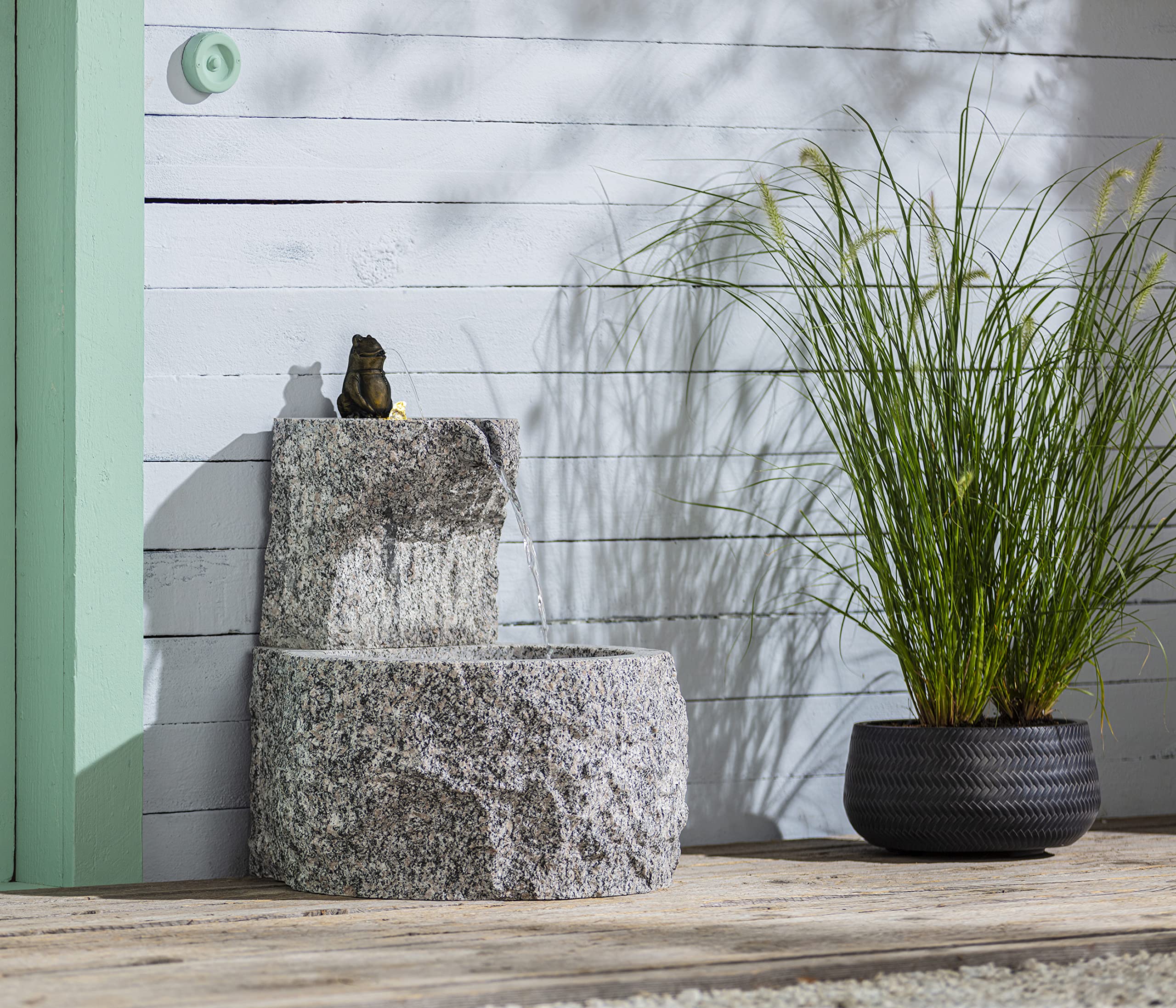 Dehner Premium Lovely Froschkönig Gartenbrunnen grau Granit LED