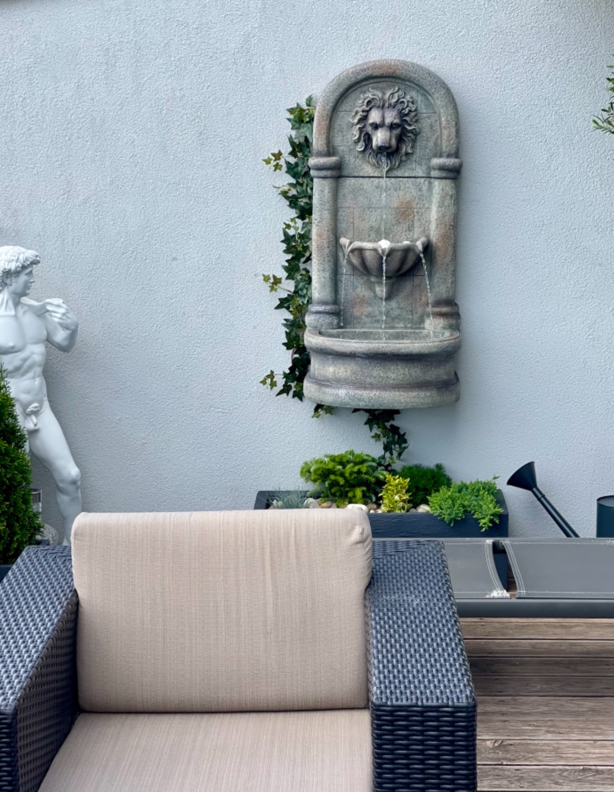 Dehner Premium Lovely Faro Gartenwandbrunnen LED grau Polyresin