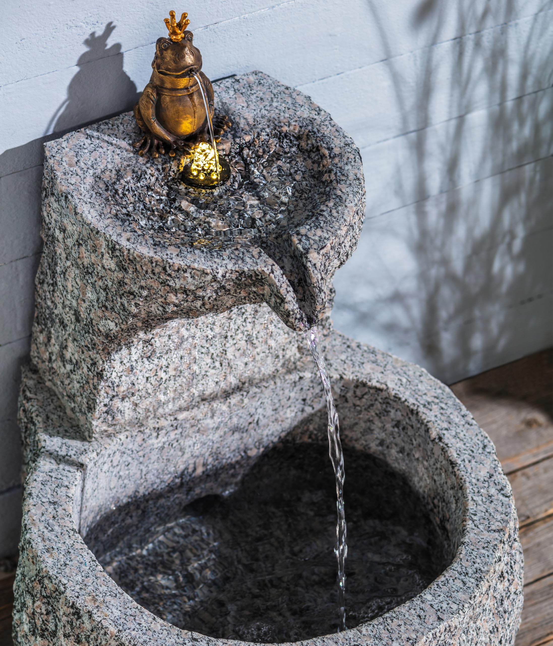 Dehner Premium Lovely Froschkönig Gartenbrunnen grau Granit LED