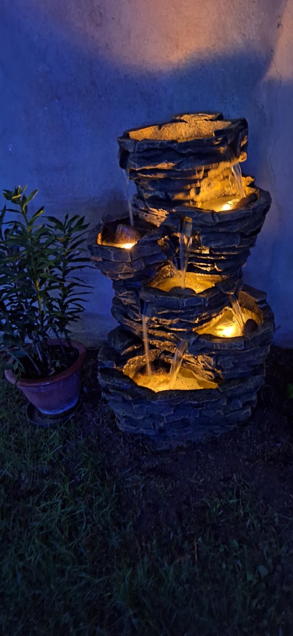 Dehner Largo Gartenbrunnen Steinoptik LED braun