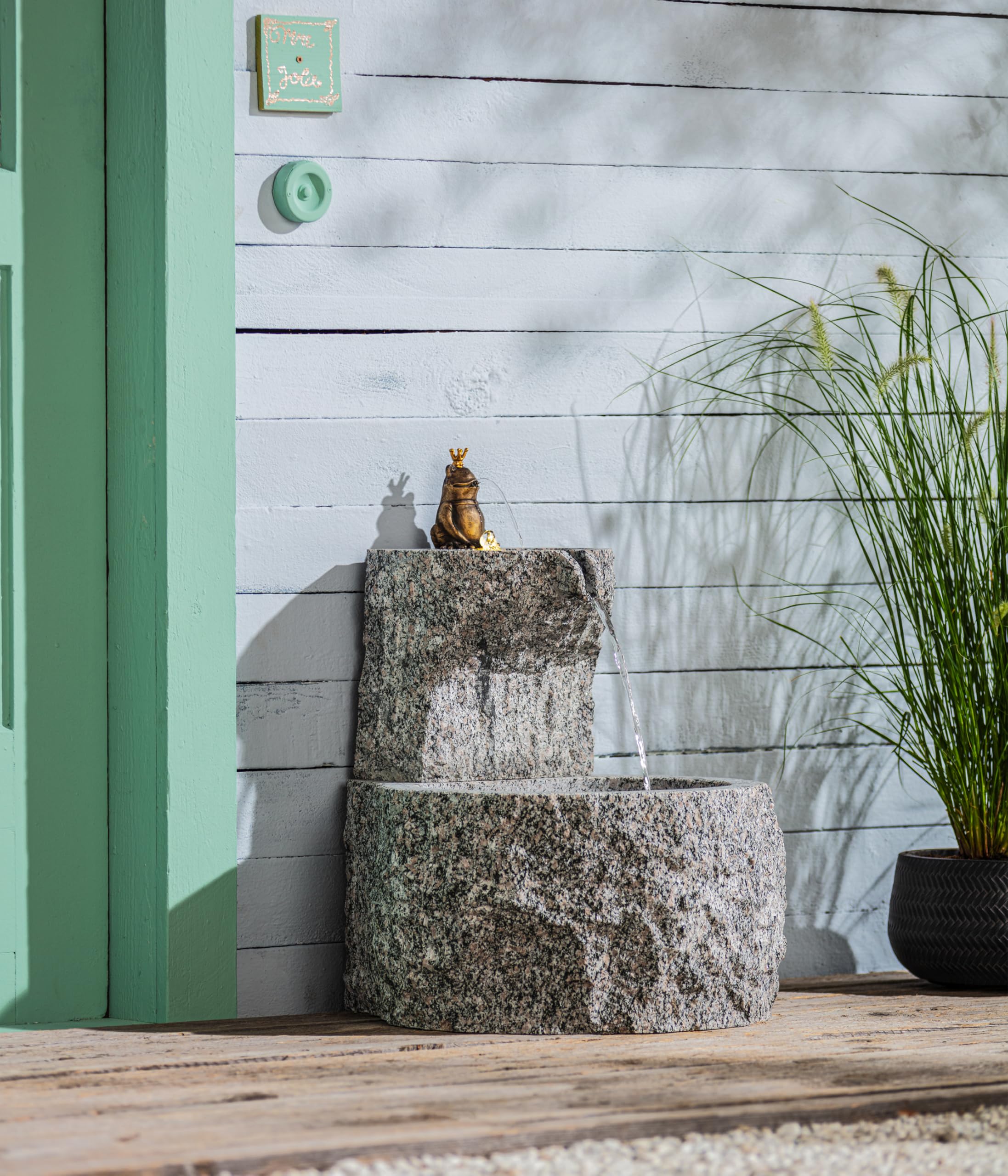 Dehner Premium Lovely Froschkönig Gartenbrunnen grau Granit LED