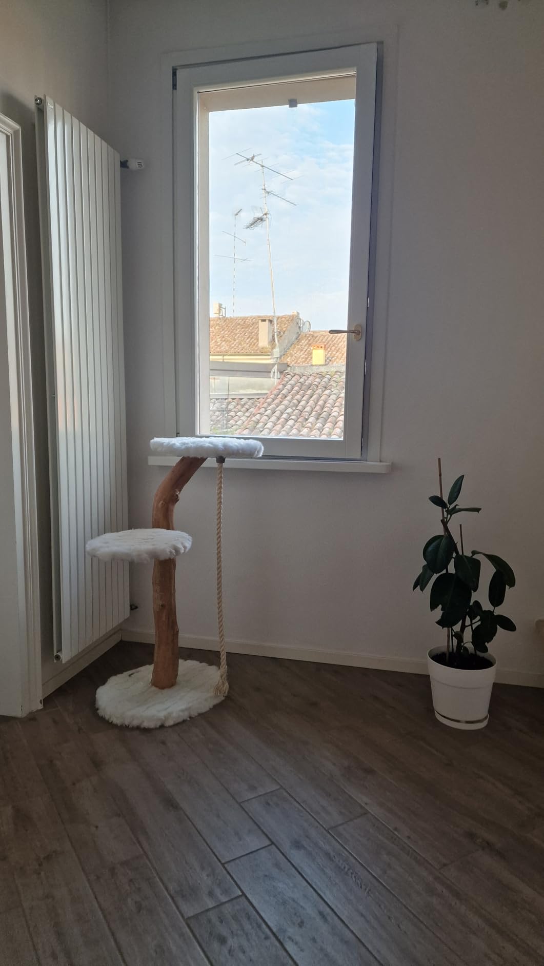 Dehner Premium Lovely Nero Kratzbaum braun-weiß 109 cm Hartholz