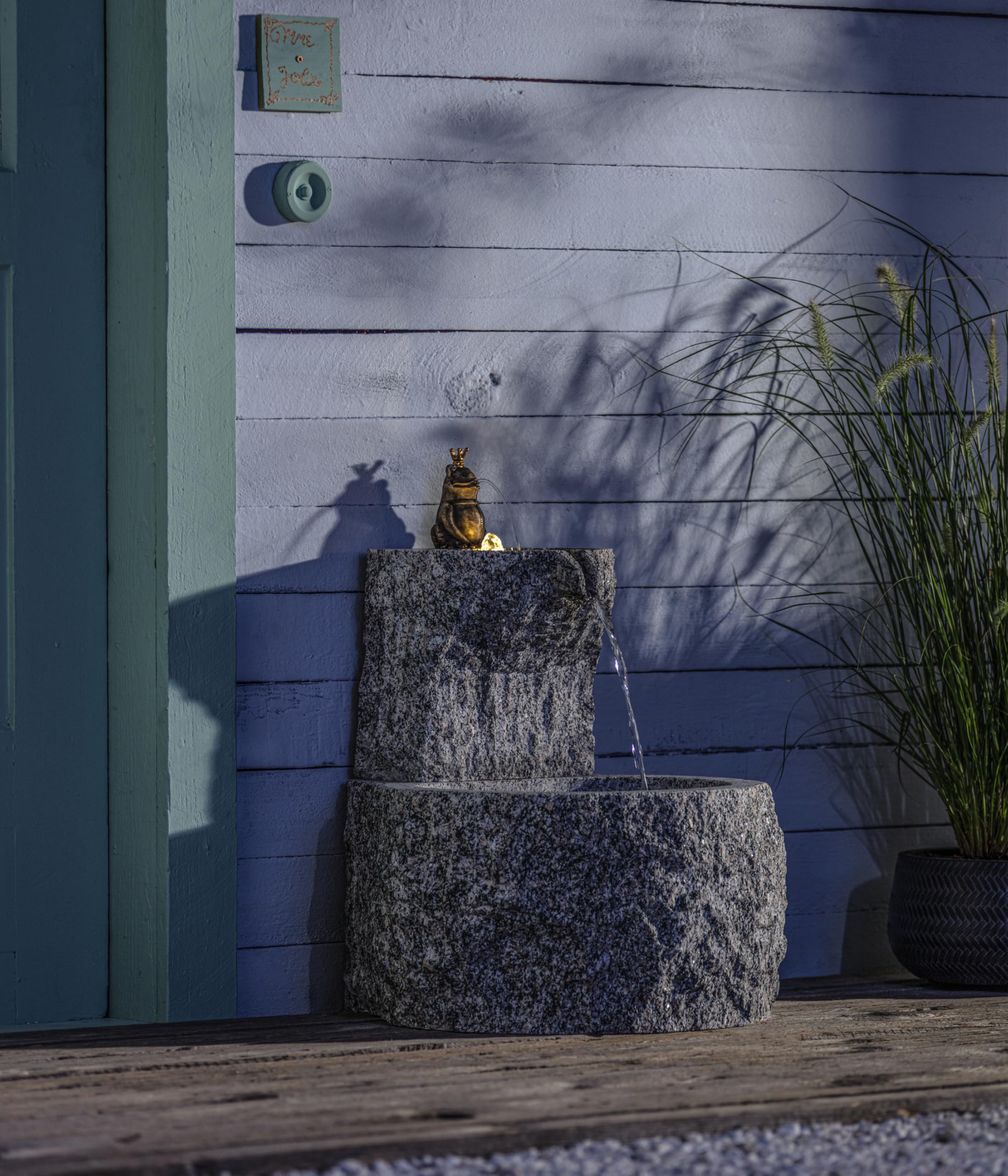 Dehner Premium Lovely Froschkönig Gartenbrunnen grau Granit LED