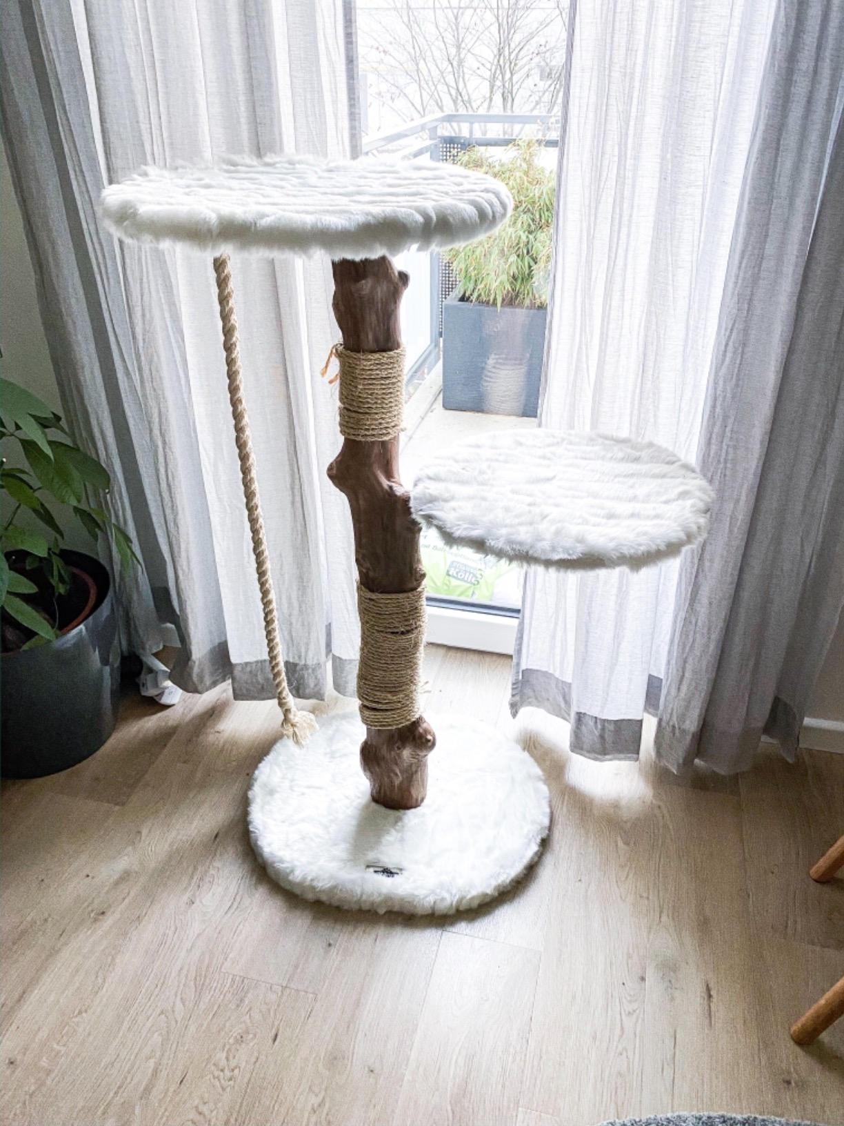 Dehner Premium Lovely Nero Kratzbaum braun-weiß 109 cm Hartholz